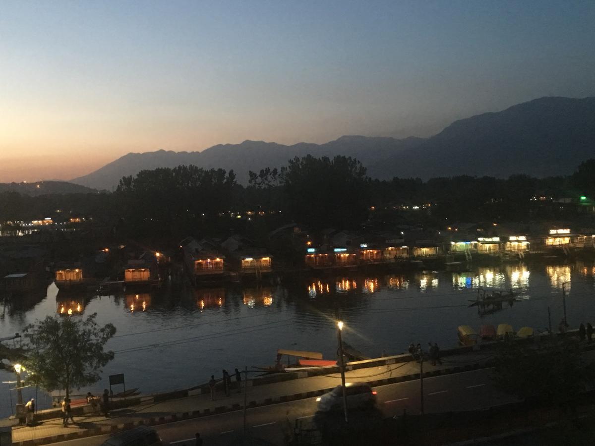 Srīnagar Shah Abbas Hotel At Dal Lake מראה חיצוני תמונה